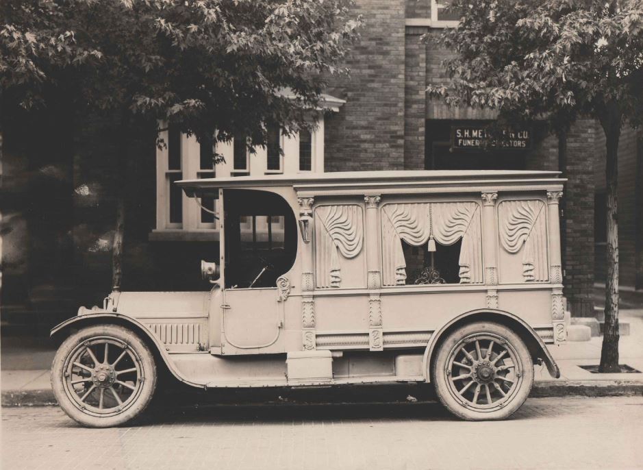 hearse in front of S H Metcaf &amp; Co Funeral Home Grand Rapids 1922